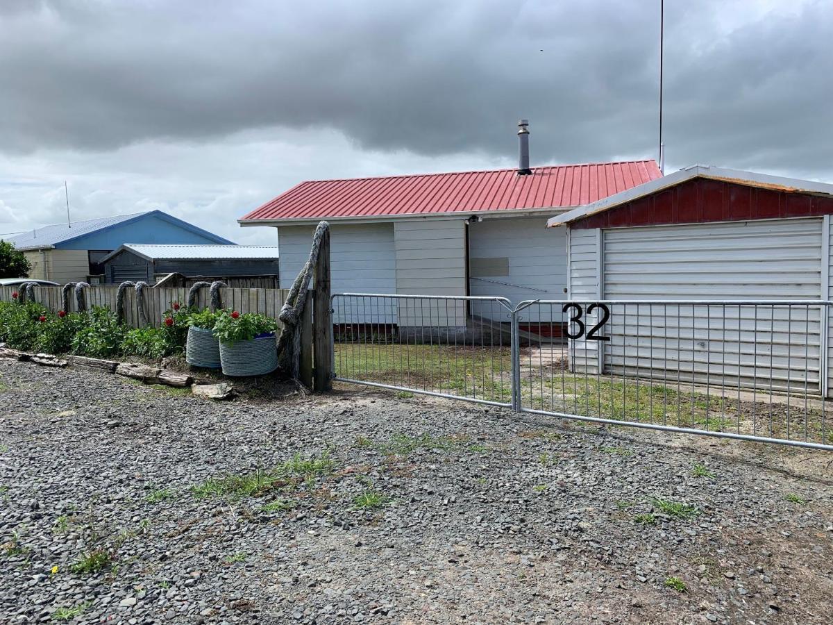 Peaceful Riverfront Cottage In Small Northland Town Te Kopuru Exterior foto
