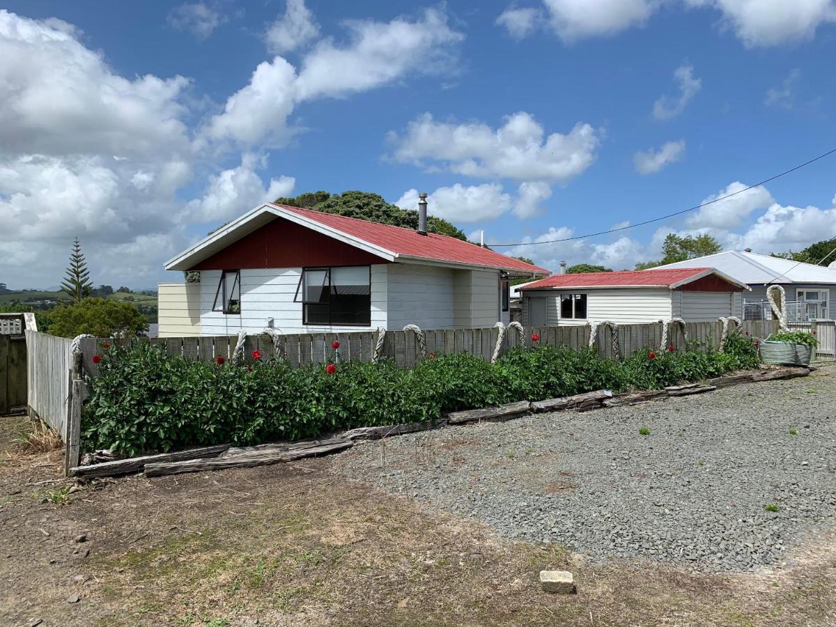 Peaceful Riverfront Cottage In Small Northland Town Te Kopuru Exterior foto